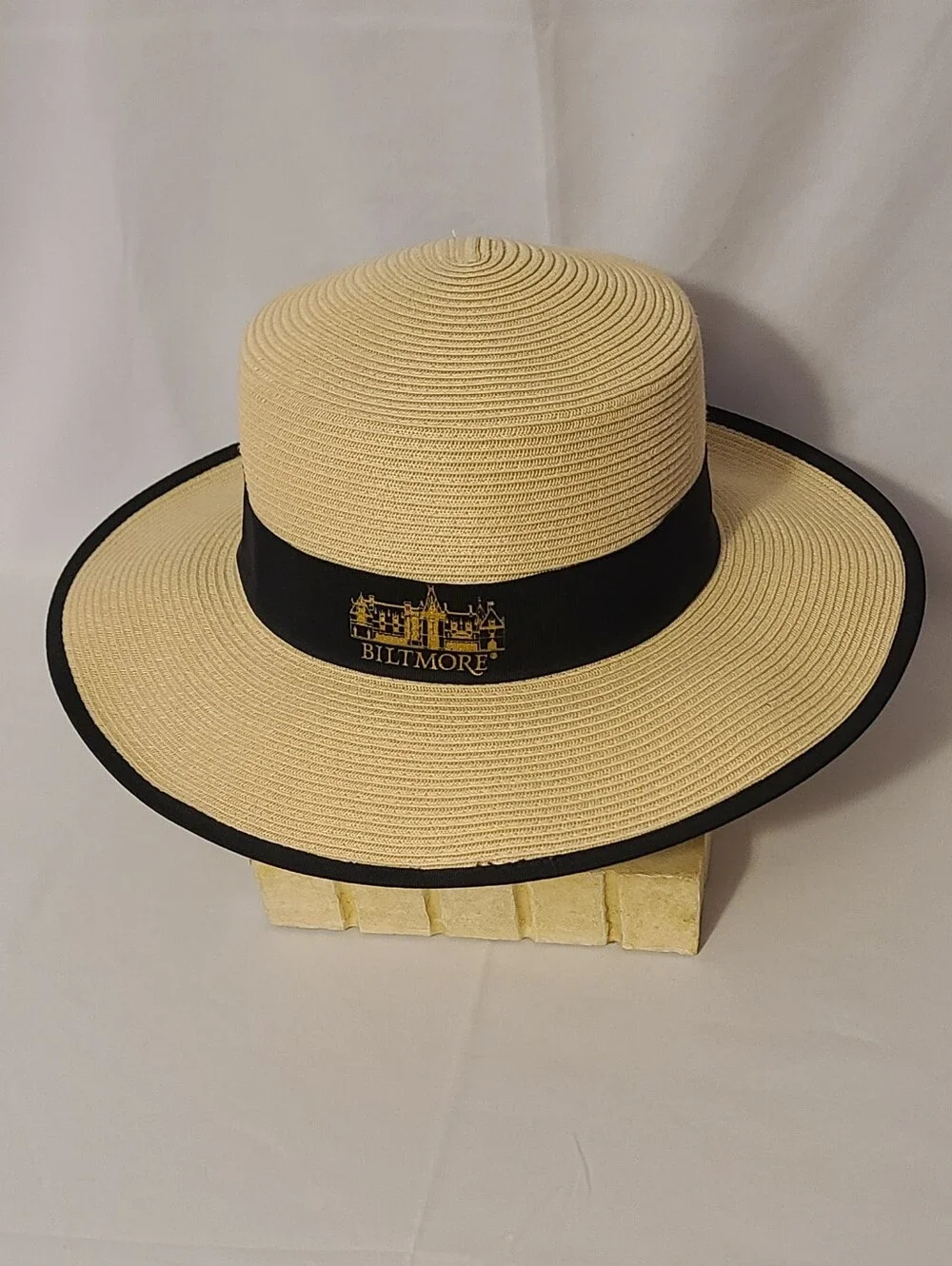 Biltmore Exclusive Hat With Tie